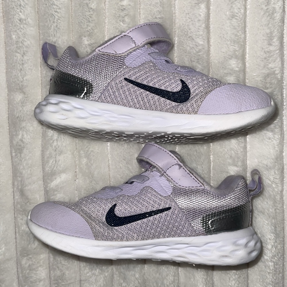 Nike Kids Sneakers in Light Purple and Black - Picture 2 of 8